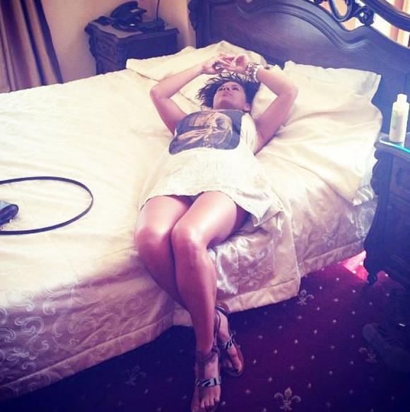 roxana_vancea_pe_pat