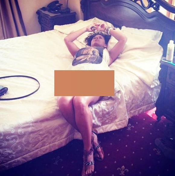 roxana vancea pe pat0 