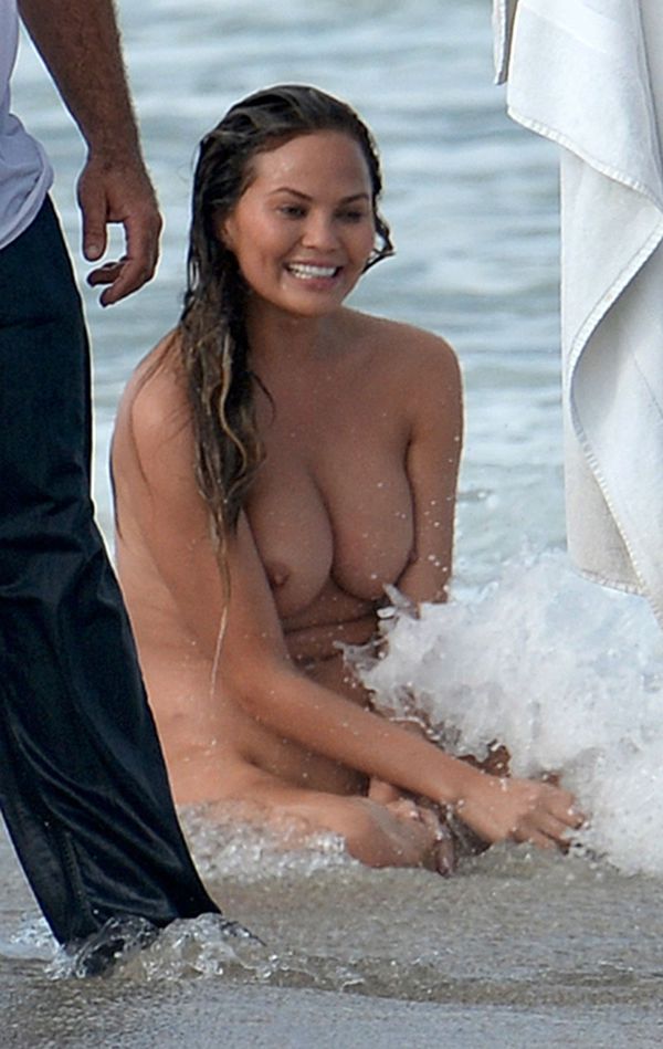 Chrissy_Teigen2